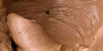 Quando fizer esse glacê de chocolate, vai provar o melhor
