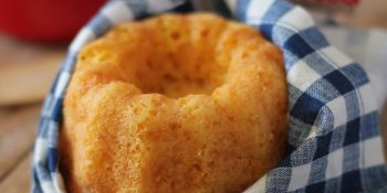 Esse mini bolo de milho é fofinho e tem receita muito rápida