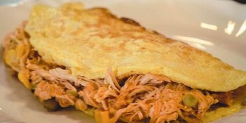 Faça omelete com frango desfiado para matar a fome de noite
