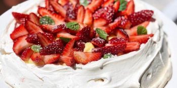 Como fazer pavlova de morango em casa e amar a novidade
