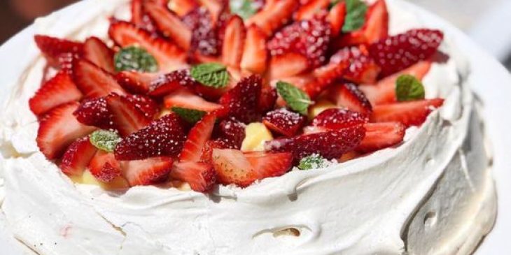 pavlova de morango simples fácil