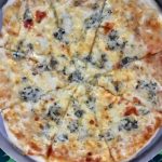 pizza 6 queijos tudo gostoso massa caseira