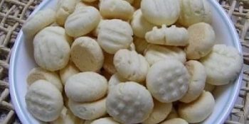 Aprenda a fazer sequilhos de coco em casa e prove o melhor