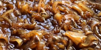 Fazendo cebola caramelizada com açúcar em casa mesmo
