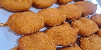Esse espetinho de camarão empanado vai ser sucesso no churrasco
