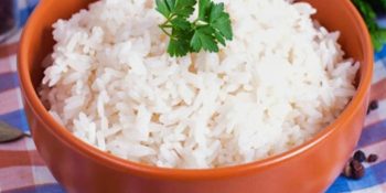 Faça arroz de panela de pressão e tenha ele sequinho sem demora