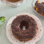 Bolo de cenoura com cobertura de chocolate fofo