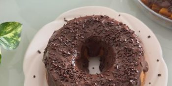 Bolo de cenoura com cobertura de chocolate fit