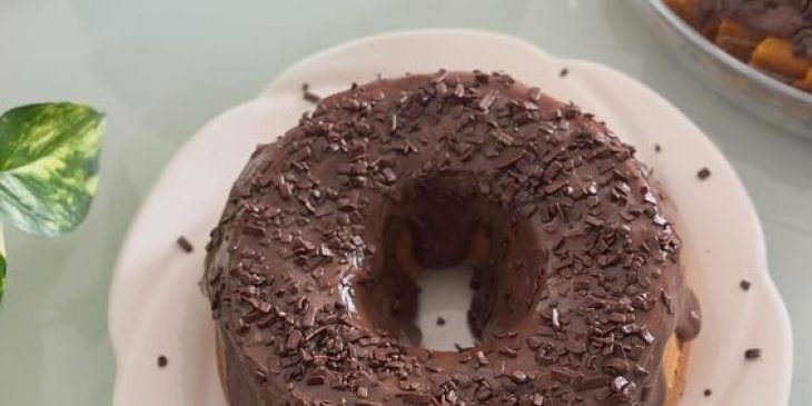 Bolo de cenoura com cobertura de chocolate fofo