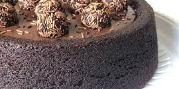 Um bolo piscina de brigadeiro é perfeito para hoje