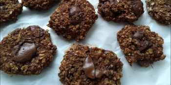 Cookies de banana com chocolate fica sequinho e é saudável