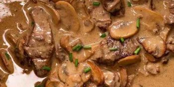 Estrogonofe de carne de restaurante