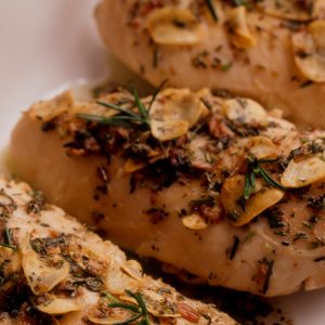 Frango simples com alecrim receita