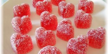 Aprenda a fazer gomas com iogurte em casa com seus filhos