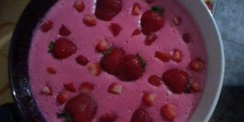 Mousse de morango com a fruta