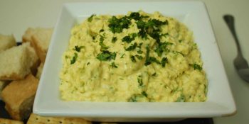 Essa pasta de ovo é perfeita com torradinhas no café da manhã