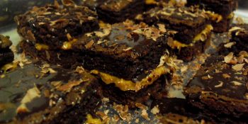 Esse recheio de chocolate para brownie é caseiro e muito bonito