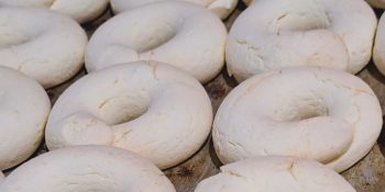 Receita fácil de rosquinha de polvilho que fica muito sequinha