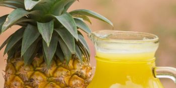 Suco de limão com gengibre e hortelã com receita bem prática