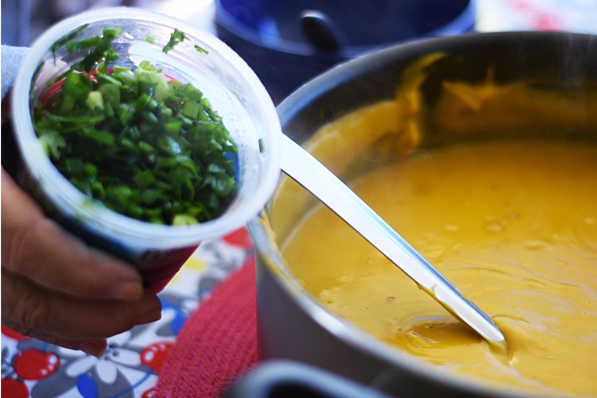6 receitas de caldos saudáveis para esquentar e te deixar forte