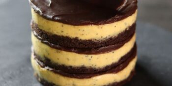 Bolo de chocolate com mousse de maracujá