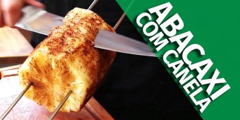 Espetinho de abacaxi com açúcar e canela