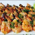 Espetinho de camarão com queijo tudo gostoso