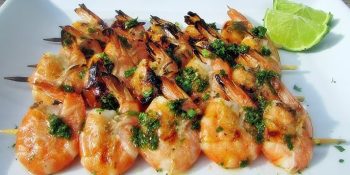 Espetinho de camarão com queijo