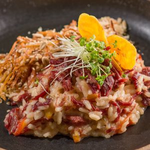 Risoto de carne seca com banana da terra e queijo coalho