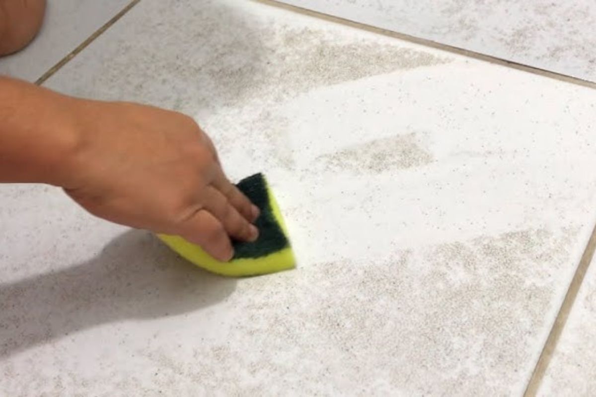 Como tirar encardido de azulejo sem precisar usar força