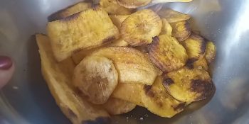 Banana chips cebola e salsa