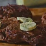 Bife grelhado com manteiga de ervas tudo gostoso