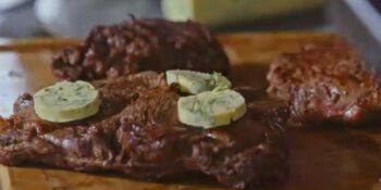 Bife grelhado com manteiga de ervas