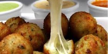 Bolinho de arroz recheado com mussarela