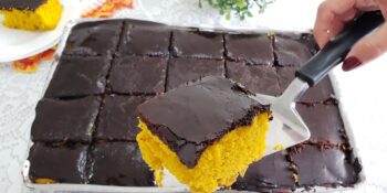 Bolo de cenoura com cobertura crocante