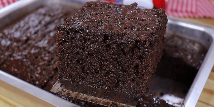 Bolo de chocolate tamanho família receita simples