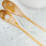 Como lavar colher de madeira