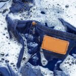 Como lavar roupa jeans na mão