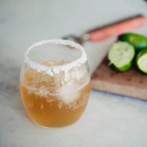 Drink de cerveja, açúcar e limão cozumel