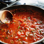 Molho de tomate caseiro com manjericão receita