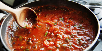 Molho de tomate caseiro com manjericão
