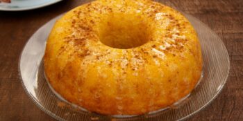 Bolo cremoso de fubá com 4 ingredientes