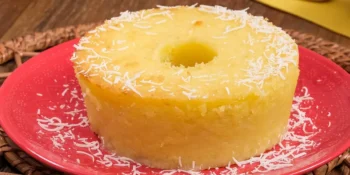 Bolo de aipim cru ralado