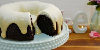 Bolo de chocolate com cobertura de leite ninho
