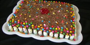 Bolo de chocolate divertido para o Dia das Crianças