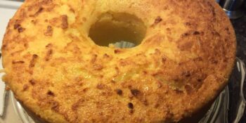 Bolo de mandioca crua ralada