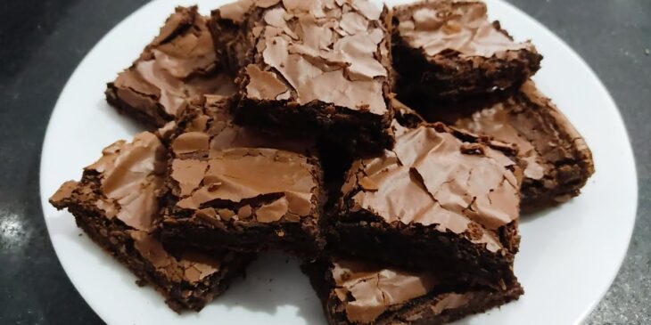 Brownie com casquinha fofinho por dentro úmido