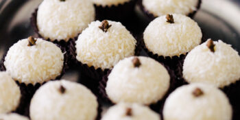 Docinhos de coco com brigadeiro