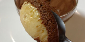 Mousse de baunilha com chocolate