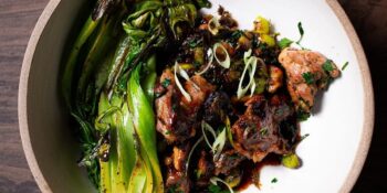 Pato com legumes orientais